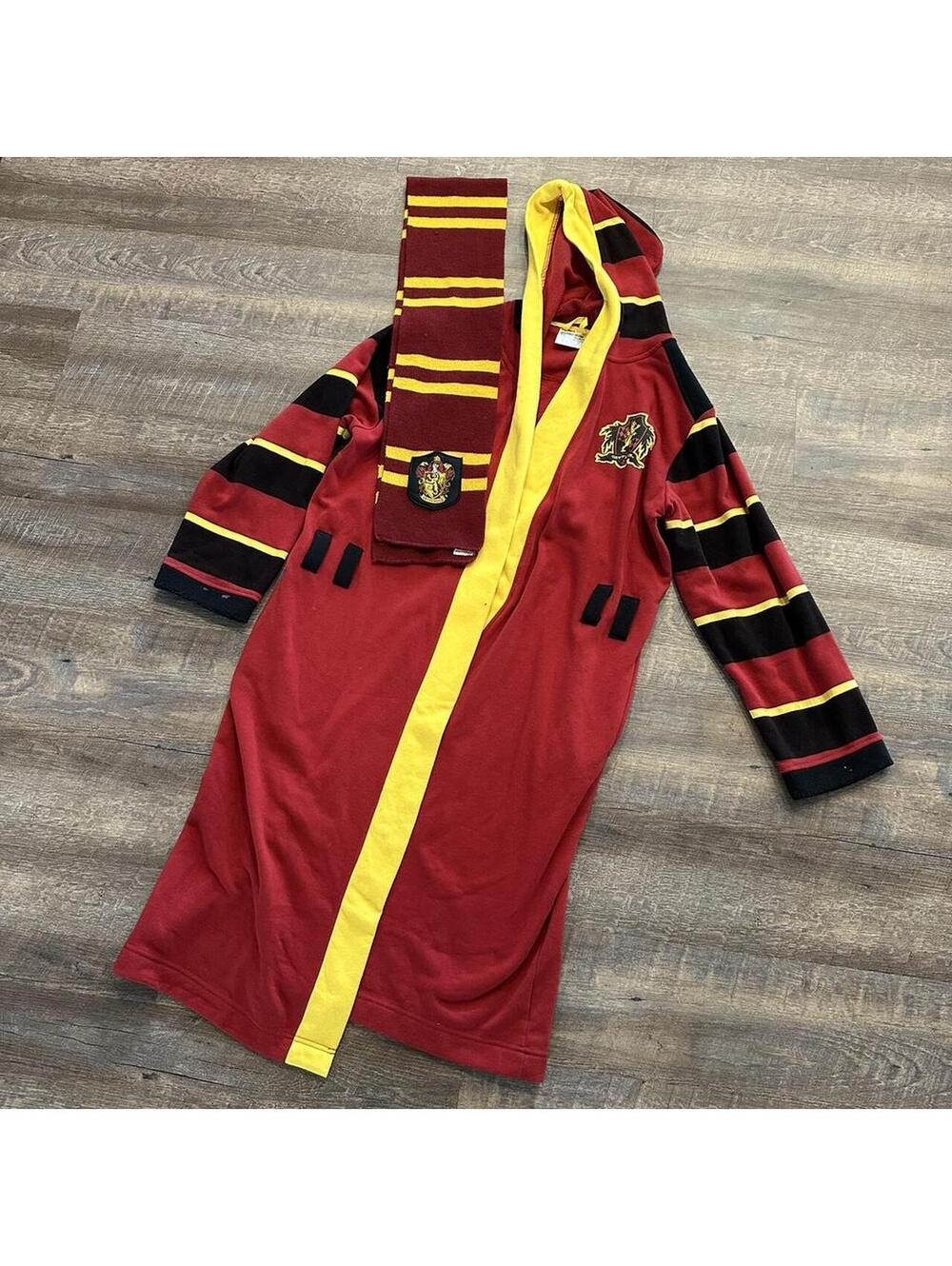 Harry Potter Gryffindor robe Size S/M. Polyester